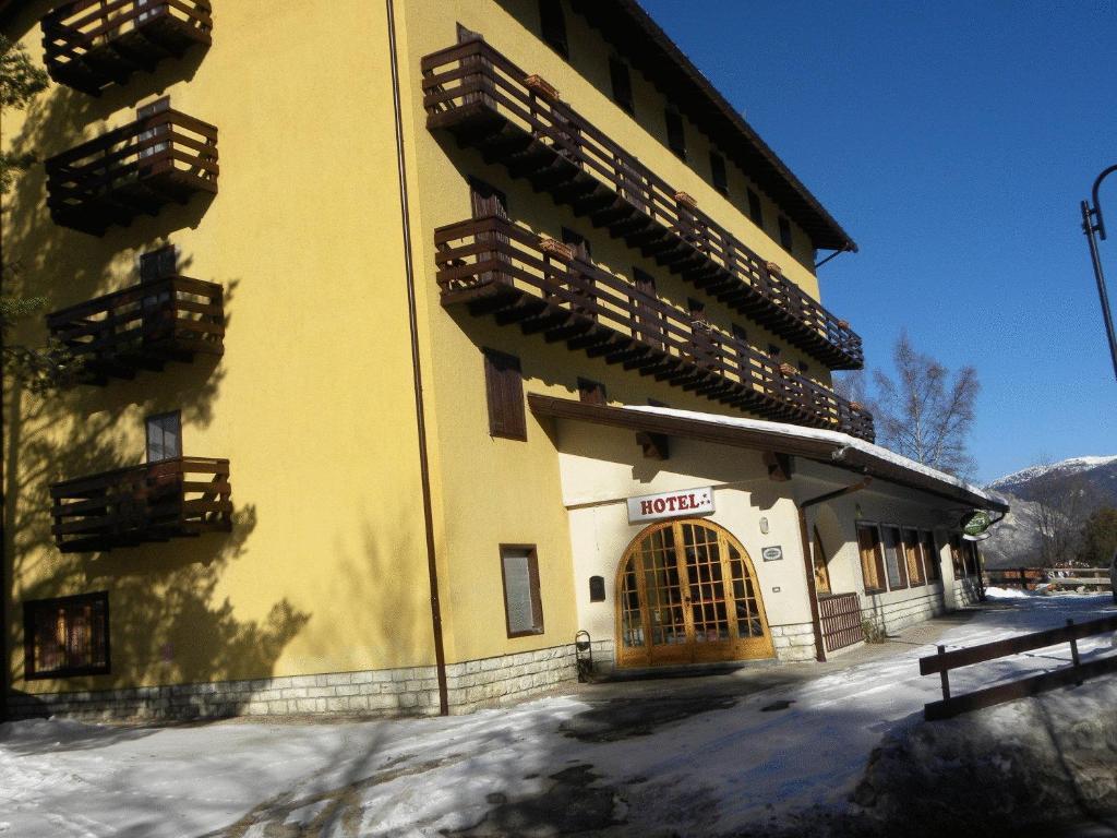Life Hotels Des Alpes Фолгария Екстериор снимка